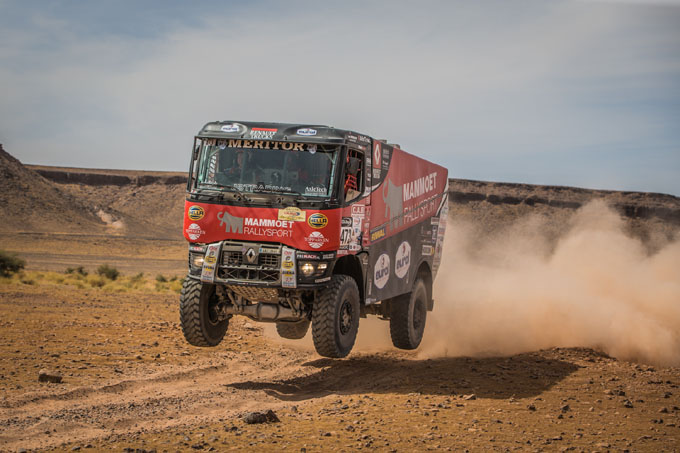 Ontketende Martin van den Brink wint openingsetappe in de Oilibya Rally